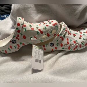 Crocs Cherry Clogs Baya